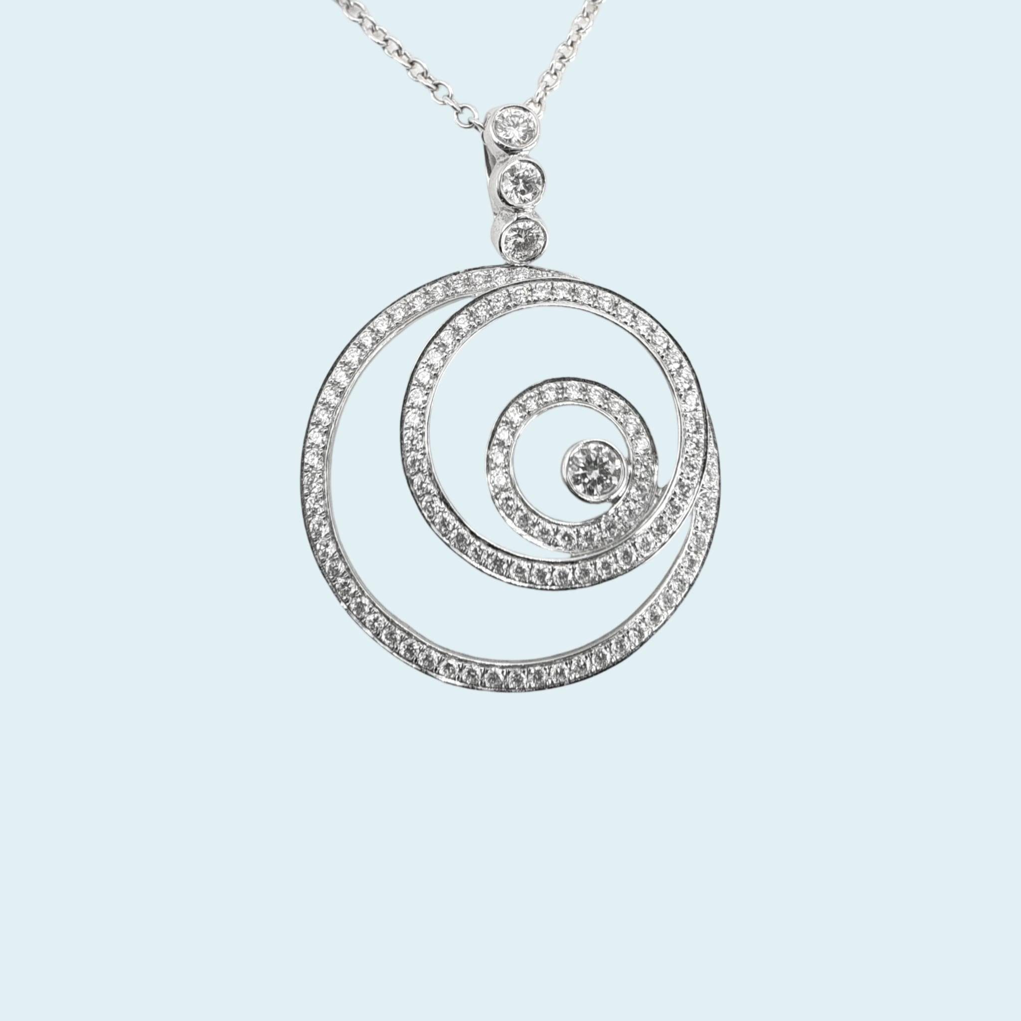 Il girocollo in oro bianco 18kt di Meteore Gioielli è composto da cerchi asimmetrici, arricchiti da diamanti taglio brillante