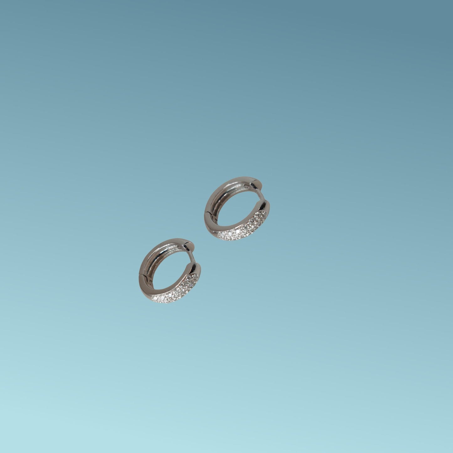 piccoli orecchini a cerchio con diamanti ct 0,20 in oro bianco 18 kt