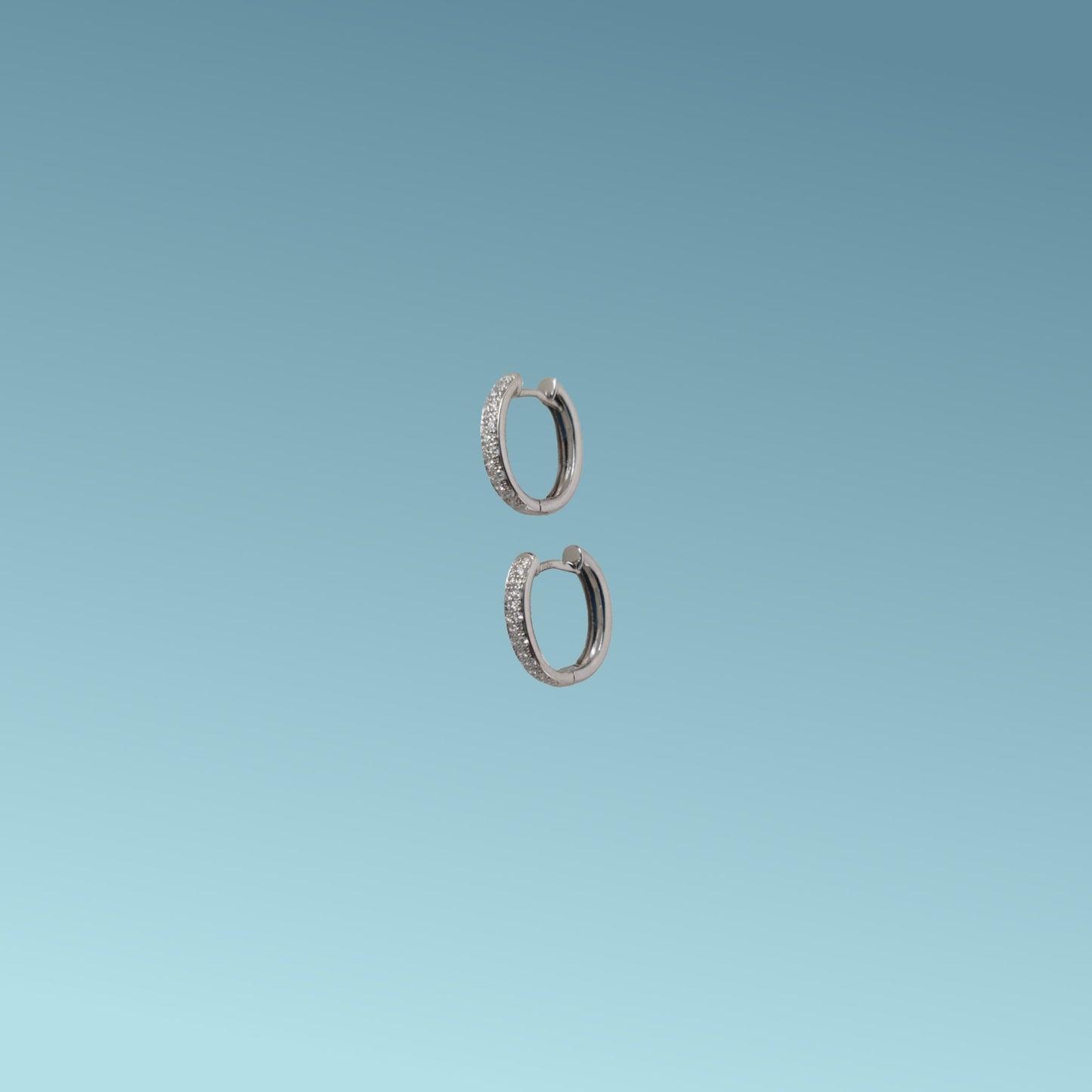 piccoli orecchini a cerchio con diamanti ct 0,22 in oro bianco 18 kt