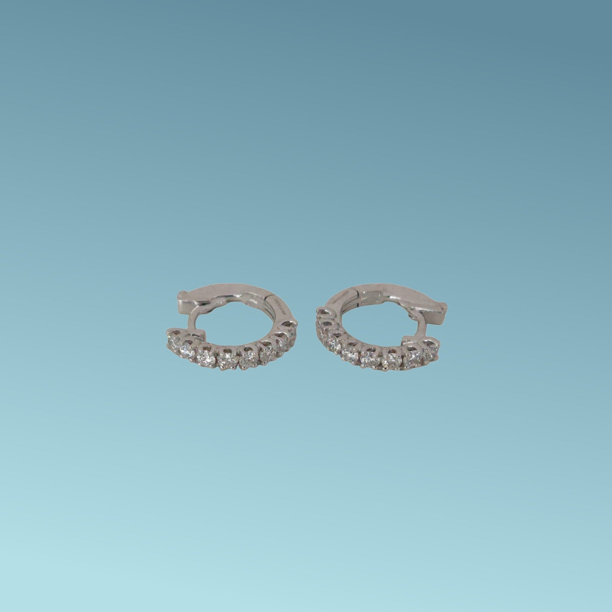 Orecchini in oro bianco 18kt di Mirco Visconti a forma di cerchio 14mm con una fila di diamanti naturali taglio brillante incassati a griffes  di 0.14 ct