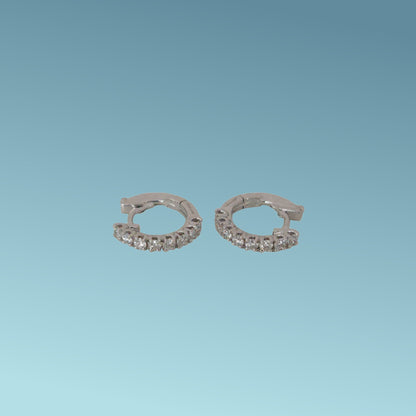 Orecchini in oro bianco 18kt di Mirco Visconti a forma di cerchio 14mm con una fila di diamanti naturali taglio brillante incassati a griffes  di 0.14 ct