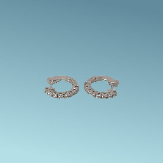 Orecchini in oro bianco 18kt di Mirco Visconti a forma di cerchio 14mm con una fila di diamanti naturali taglio brillante incassati a griffes  di 0.14 ct