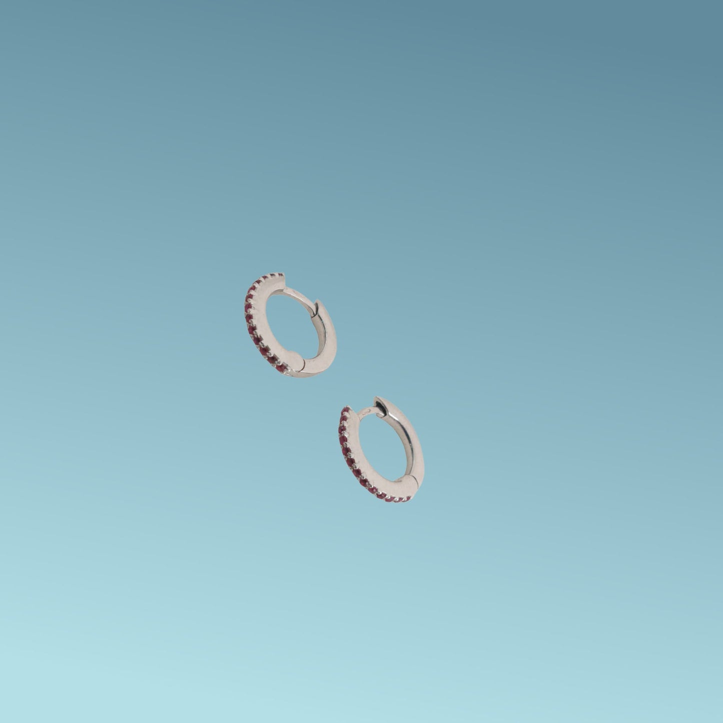 orecchini in oro bianco 18kt di meteore gioielli a forma di cerchio diametro 11mm con una fila di rubini naturali taglio brillante per un totale di 0.16 ct