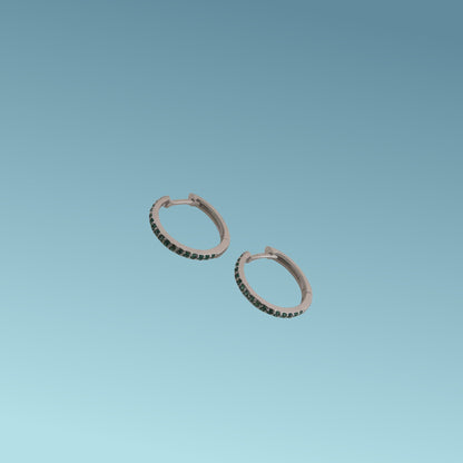 Orecchini in oro bianco 18kt di Meteore Gioielli a forma di cerchio diametro 16mm con una fila di smeraldi naturali taglio brillante incassati a griffes di 0.21ct