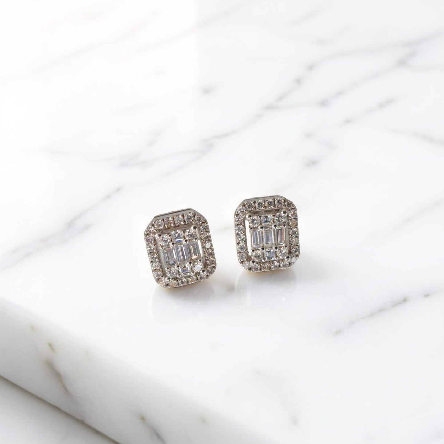 orecchini in oro bianco 18kt di mirco visconti con al centro diamanti naturali taglio baguette di ct 0.29 f/vs e diamanti naturali taglio brillante ct 0.35 f/vs 