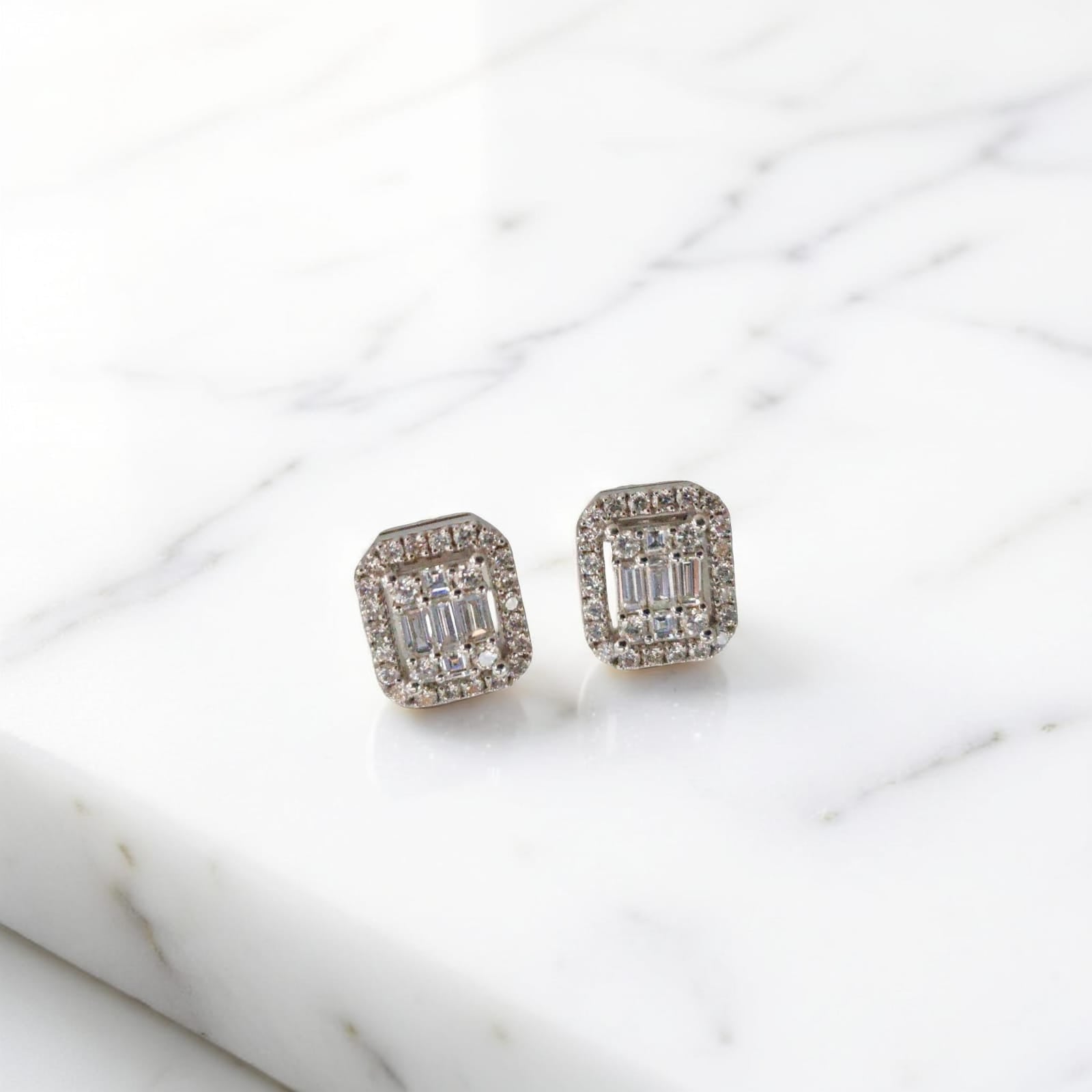 Orecchini in oro bianco 18kt di Mirco Visconti con al centro diamanti naturali taglio baguette di ct 0.29 F/VS e diamanti naturali taglio brillante ct 0.35 F/VS 