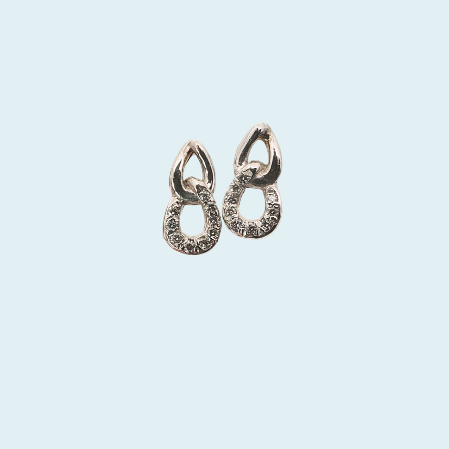 Orecchini fantasia a forma di gocce in oro bianco 18kt di Meteore Gioielli con diamanti naturali taglio brillante G/VS. Chiusura a perno con farfallina.