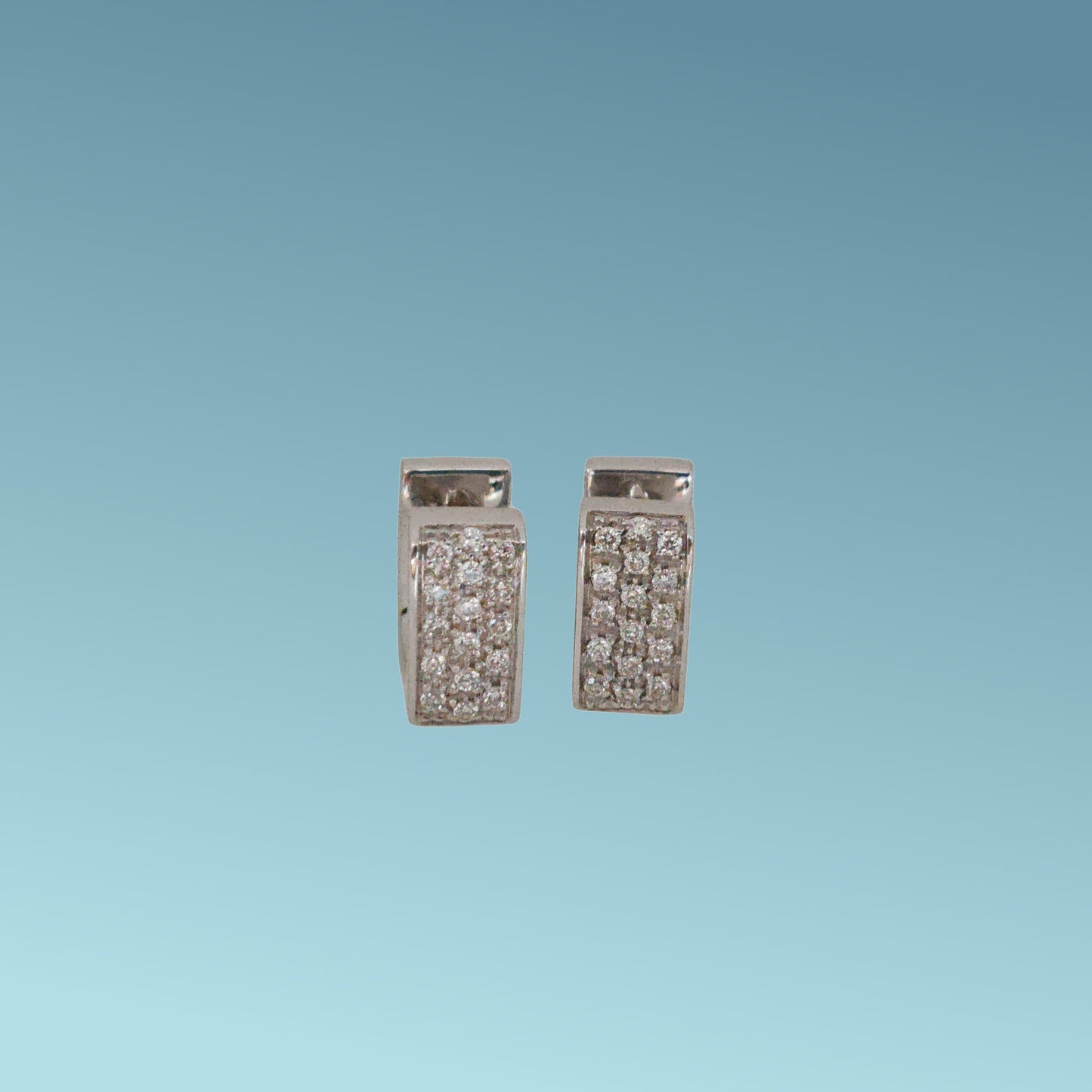 orecchini in oro bianco 18kt di meteore gioielli con pavè di diamanti naturali taglio brillante  di ct 0.34 con un design unico a forma di cerchio squadrato 