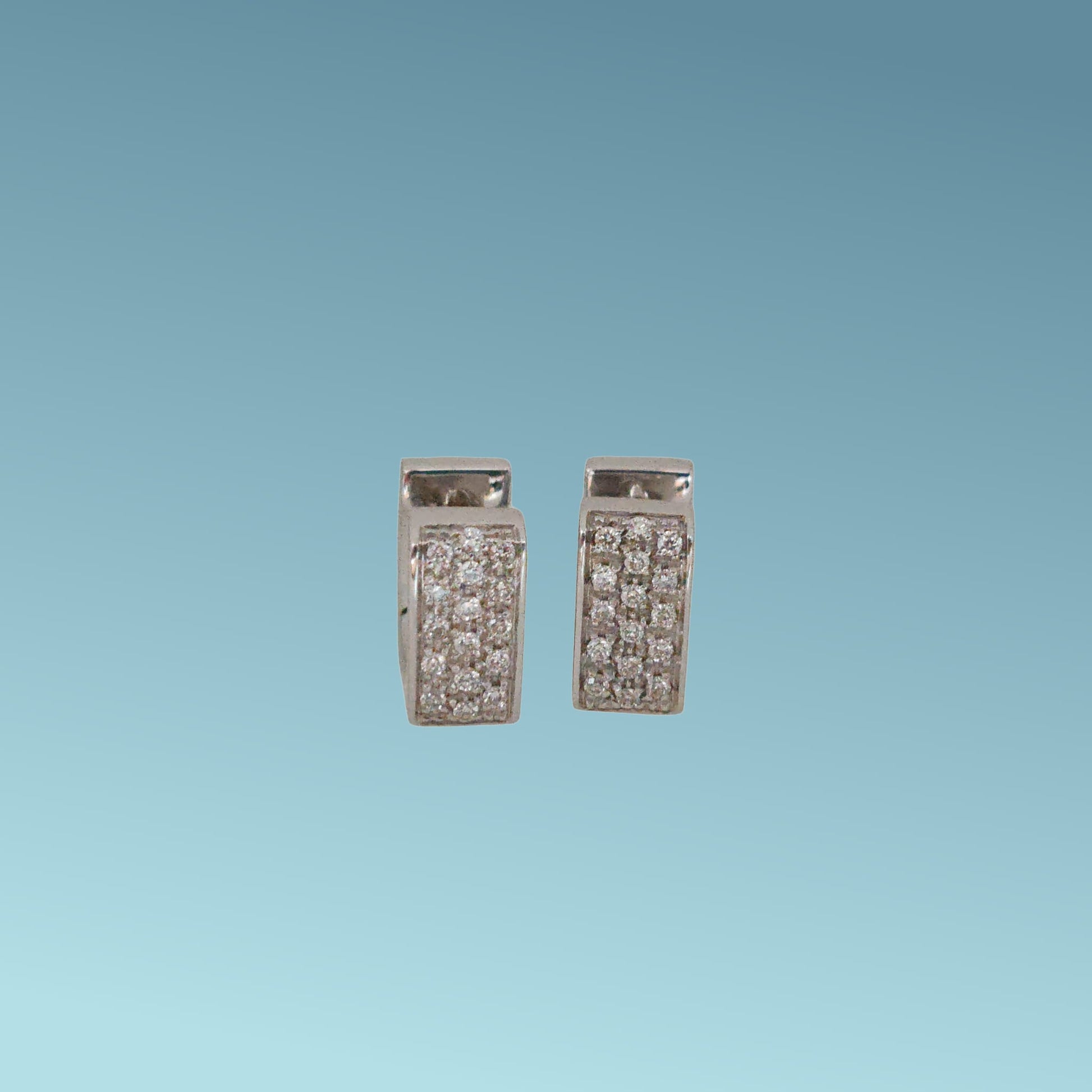 Orecchini in oro bianco 18kt di Meteore Gioielli con pavè di diamanti naturali taglio brillante  di ct 0.34 con un design unico a forma di cerchio squadrato 