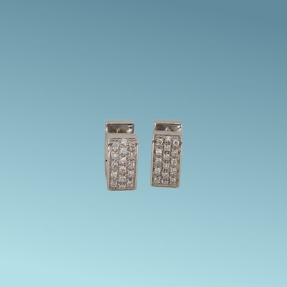 Orecchini in oro bianco 18kt di Meteore Gioielli con pavè di diamanti naturali taglio brillante  di ct 0.34 con un design unico a forma di cerchio squadrato 