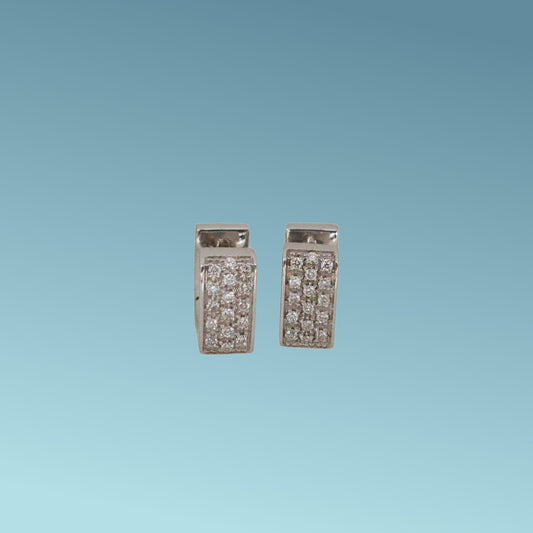 Orecchini in oro bianco 18kt di Meteore Gioielli con pavè di diamanti naturali taglio brillante  di ct 0.34 con un design unico a forma di cerchio squadrato 