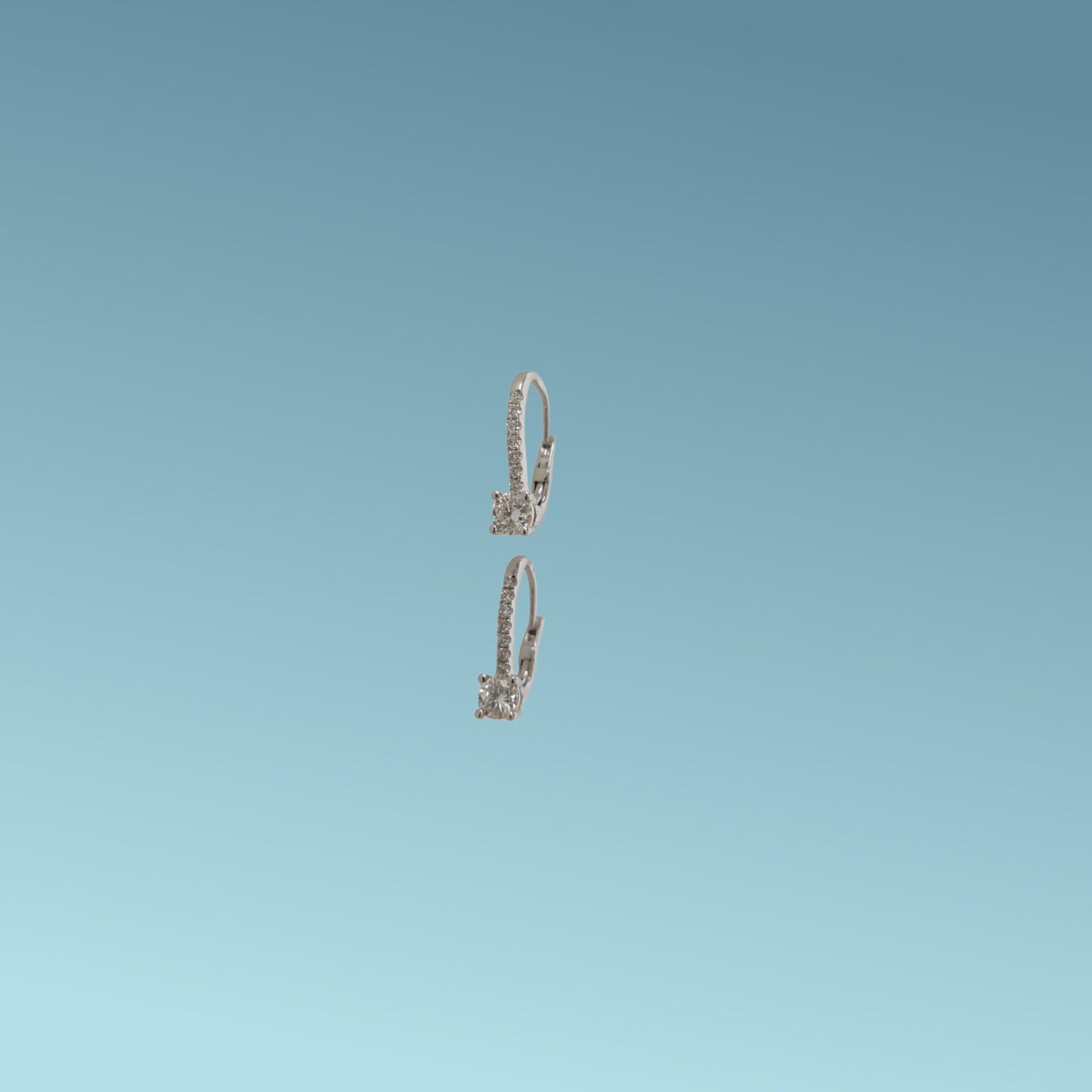 orecchini in oro bianco 18kt di meteore gioielli con chiusura a clips con  diamanti naturali da 0.11ct sul gambo e due diamanti naturali taglio brillante da 0.24 ct ciascuno