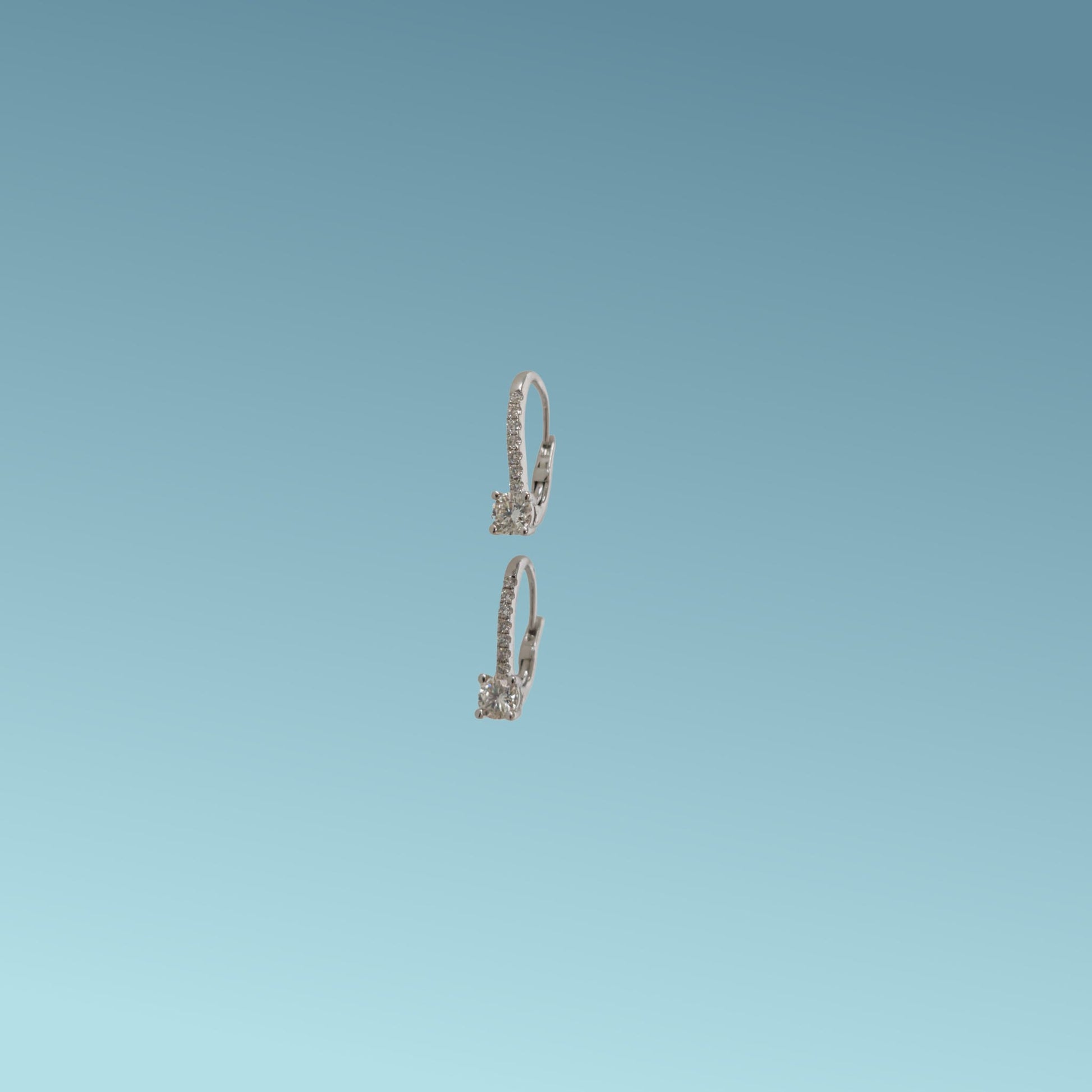 Orecchini in oro bianco 18kt di Meteore Gioielli con chiusura a clips con  diamanti naturali da 0.11ct sul gambo e due diamanti naturali taglio brillante da 0.24 ct ciascuno