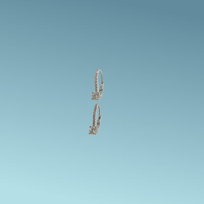 Orecchini in oro bianco 18kt di Meteore Gioielli con chiusura a clips con  diamanti naturali da 0.11ct sul gambo e due diamanti naturali taglio brillante da 0.24 ct ciascuno