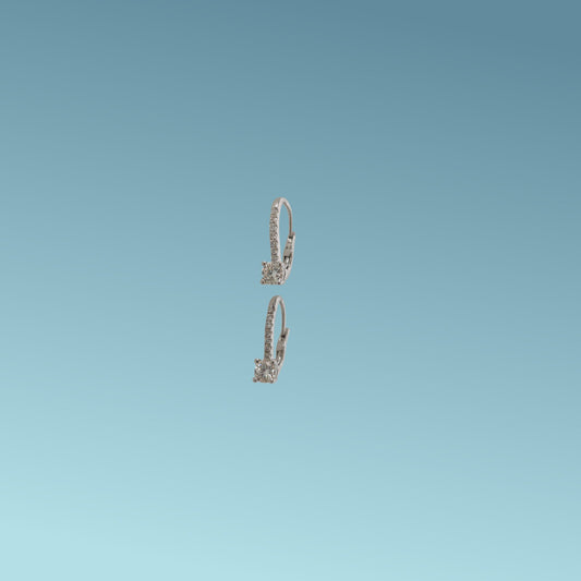 Orecchini in oro bianco 18kt di Meteore Gioielli con chiusura a clips con  diamanti naturali da 0.11ct sul gambo e due diamanti naturali taglio brillante da 0.24 ct ciascuno
