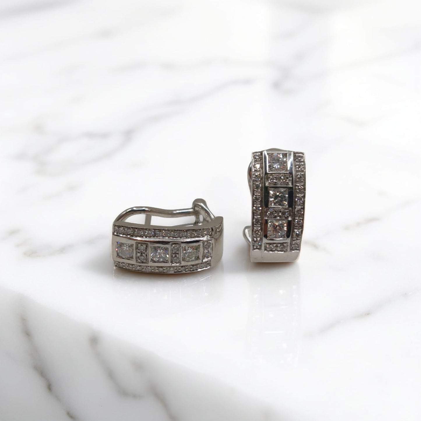 orecchini in oro bianco 18kt di meteore gioielli con diamanti naturali taglio brillante per un totale di 0.90ct g/vs con chiusura a clips.