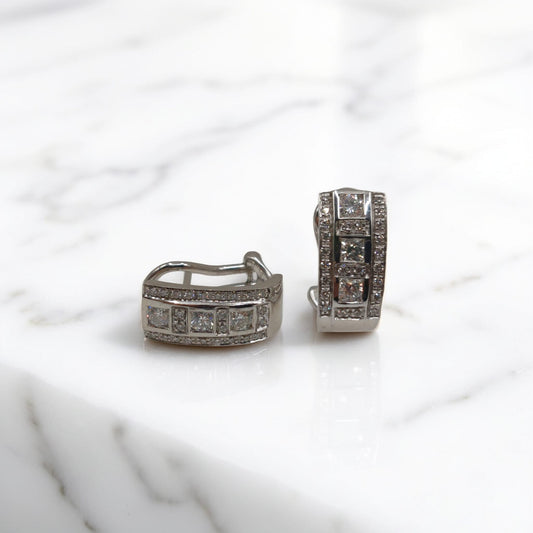 Orecchini in oro bianco 18kt di Meteore Gioielli con diamanti naturali taglio brillante per un totale di 0.90ct G/VS con chiusura a clips.