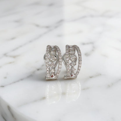 orecchini in oro bianco 18kt di Meteore Gioielli con diamanti naturali  su una montatura a semicerchio con chiusura a clips per un totale di 0.97 ct. 