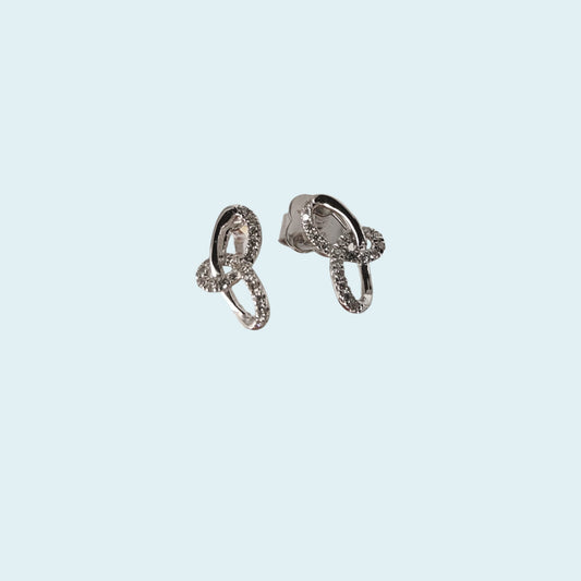 Orecchini fantasia a forma di nodo in oro bianco 18kt di Meteore Gioielli con diamanti naturali taglio brillante G/VS. Chiusura a perno con farfallina