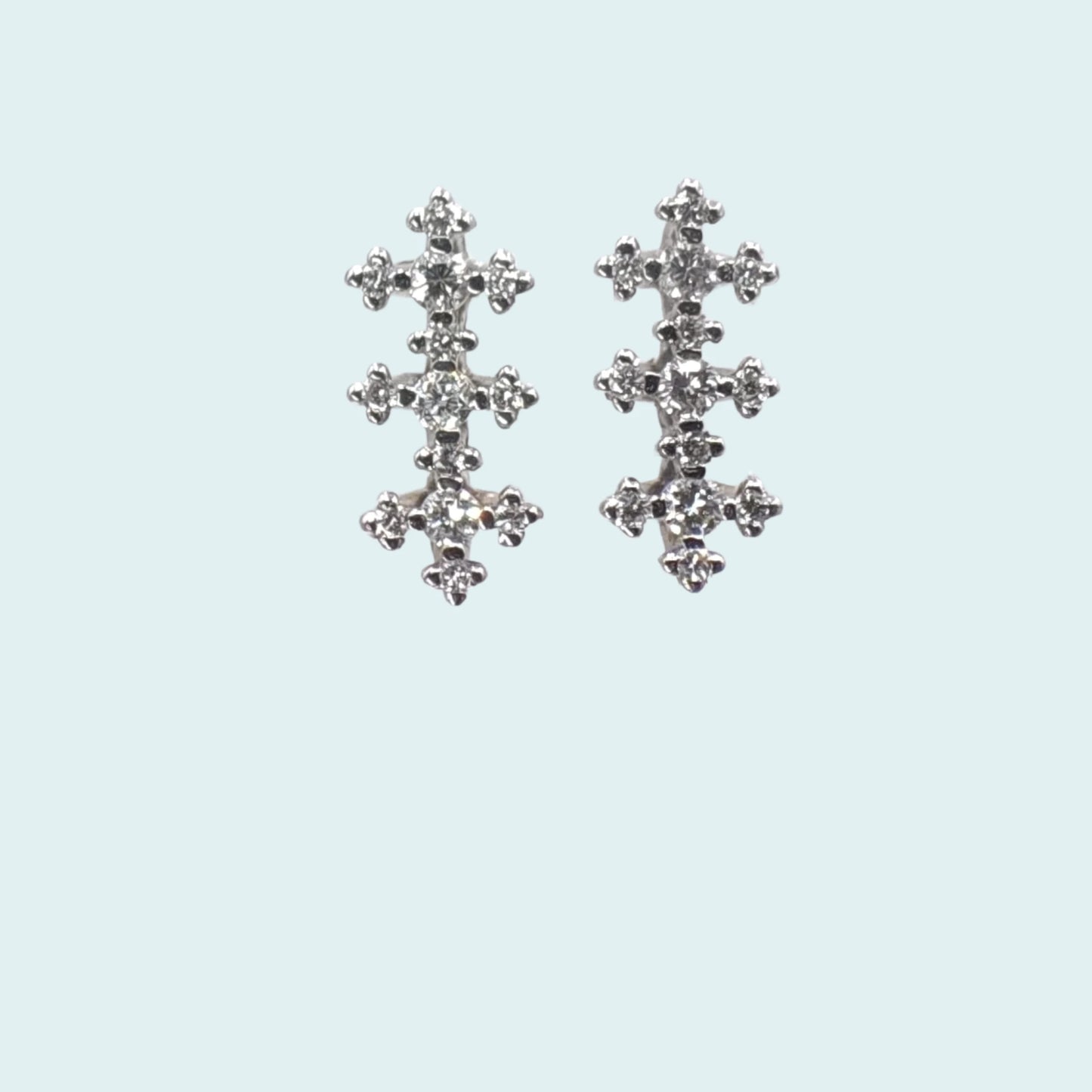 orecchini in oro bianco e diamanti. 3 piccole croci di diamanti si fondono per creare un gioiello unico e inimitabile