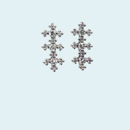 Orecchini in oro bianco e diamanti. 3 piccole croci di diamanti si fondono per creare un gioiello unico e inimitabile