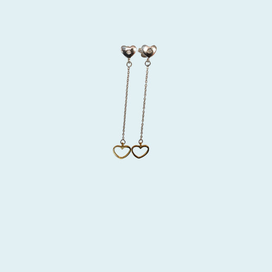 Orecchini pendenti in oro bianco e giallo 18kt di Meteore Gioielli con diamanti naturali taglio brillante. Orecchini pendenti dal design romantico e sbarazzino.