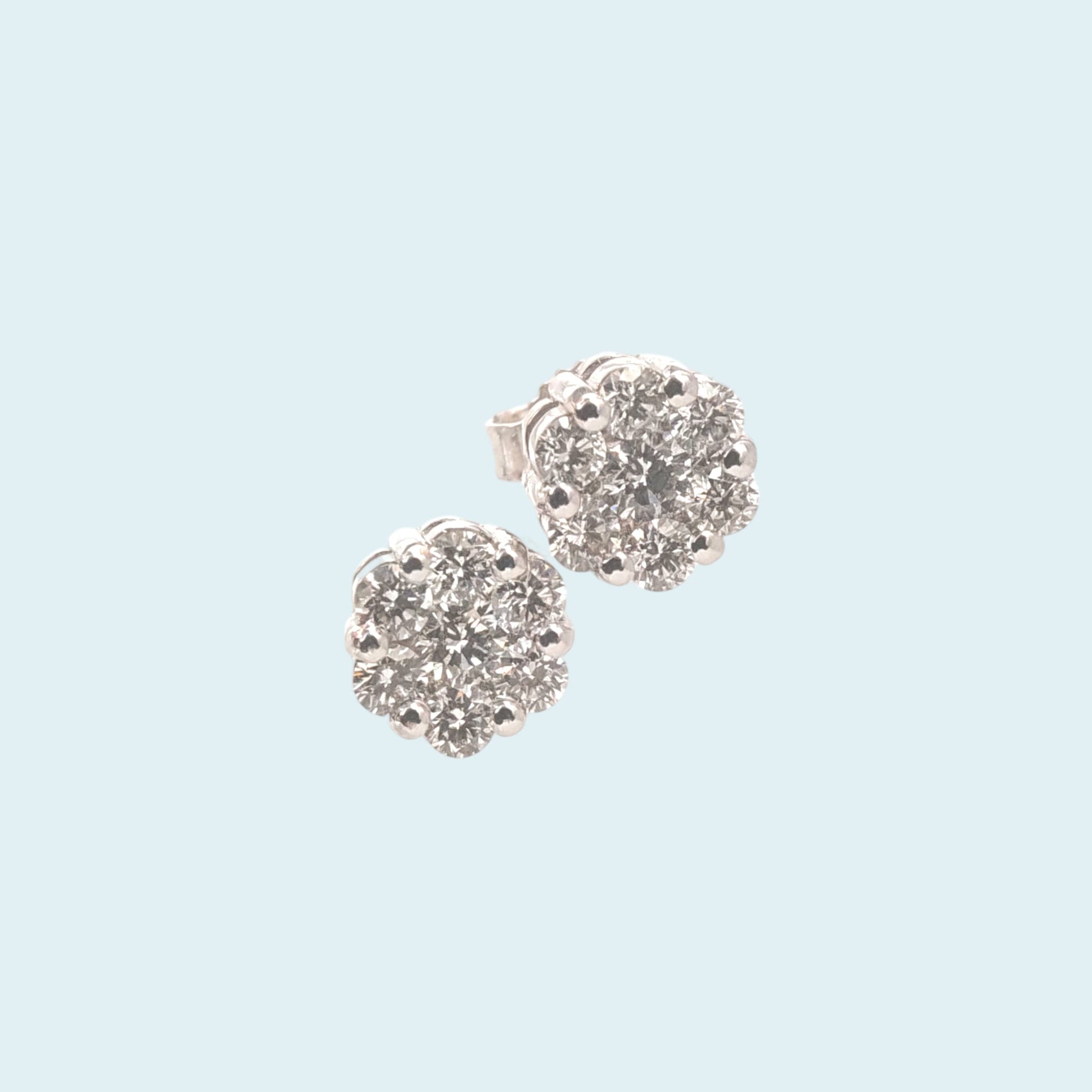 Orecchini punto luce in oro bianco di Mirco Visconti tipo Magic con diamanti naturali taglio brillante G/VS. Chiusura a perno con farfallina.