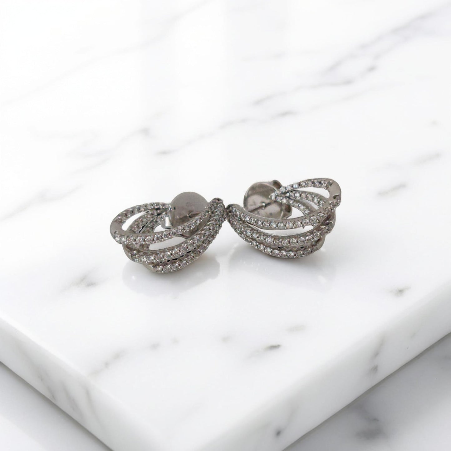 orecchini in oro bianco 18kt di meteore gioielli con tre file di diamanti naturali taglio brillante incassati a griffes per un totale di 0.90ct 