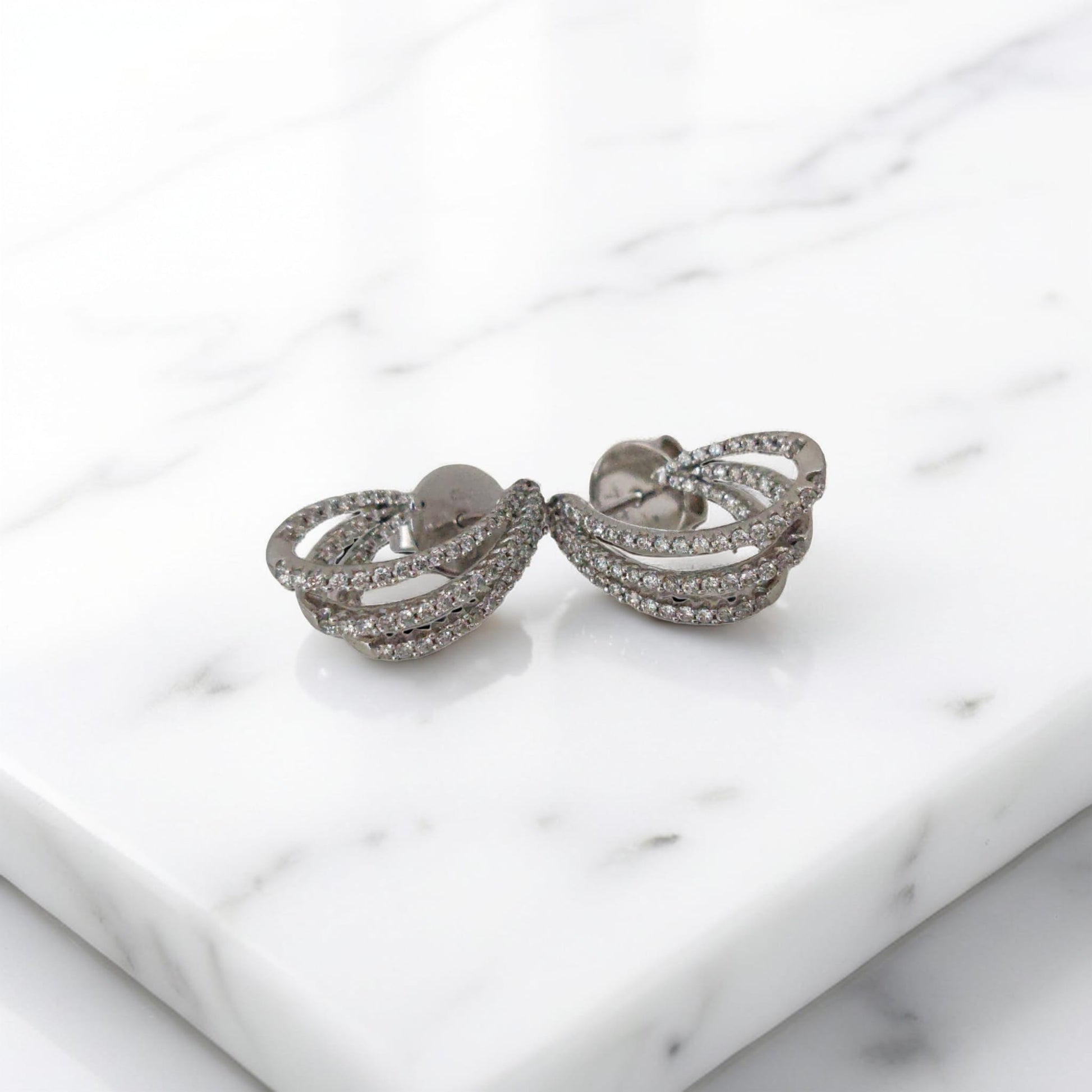 orecchini in oro bianco 18kt di Meteore Gioielli con tre file di diamanti naturali taglio brillante incassati a griffes per un totale di 0.90ct 