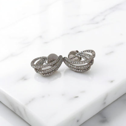 orecchini in oro bianco 18kt di Meteore Gioielli con tre file di diamanti naturali taglio brillante incassati a griffes per un totale di 0.90ct 