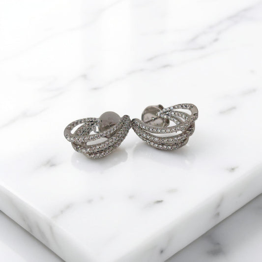 orecchini in oro bianco 18kt di Meteore Gioielli con tre file di diamanti naturali taglio brillante incassati a griffes per un totale di 0.90ct 