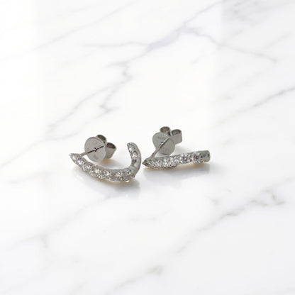 Gli orecchini in oro bianco 18kt di Meteore Gioielli rappresentano un magnifico esempio di maestria orafa con una cascata di diamanti naturali  di 1.02ct 