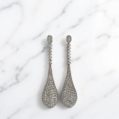 orecchini pendenti in oro bianco 18kt di Meteore Gioielli  con pavè che esalta la bellezza dei diamanti naturali taglio brillante per un totale di 2.31cte 