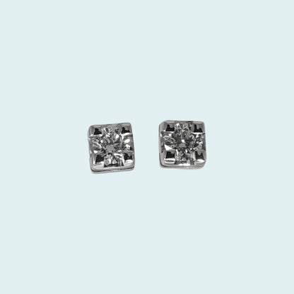 Orecchini punti luce oro con diamanti. Il castone quadro dal design elegante, dona un tocco di classe  a chi li indossa 