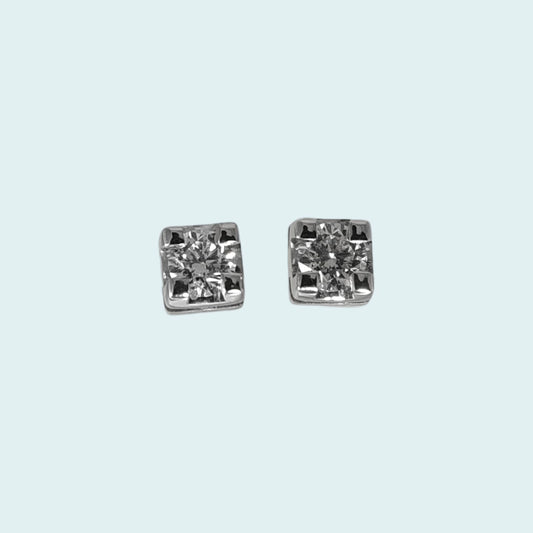 Orecchini punti luce oro con diamanti. Il castone quadro dal design elegante, dona un tocco di classe  a chi li indossa 