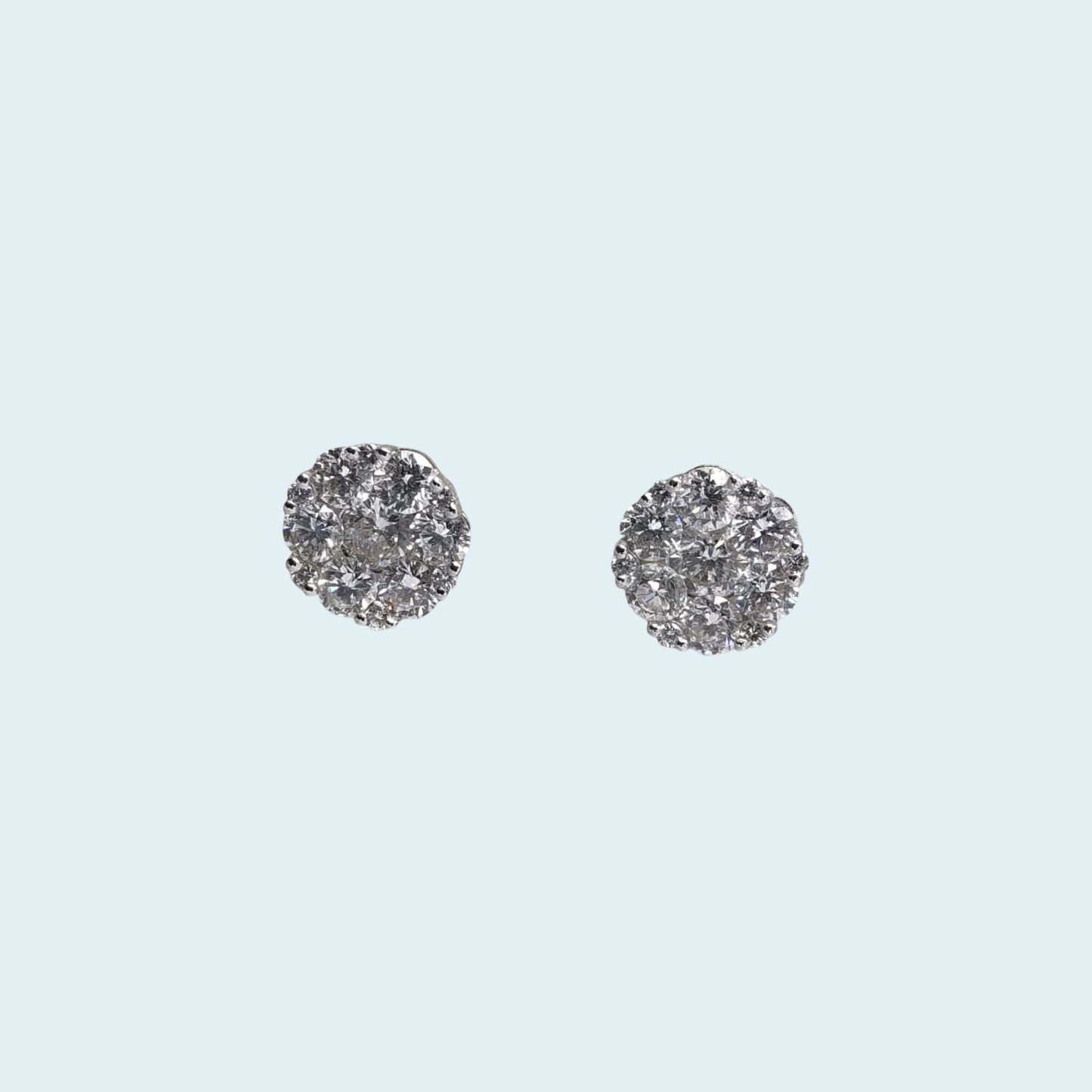 orecchini punti luce in oro bianco 18kt di meteore gioielli con diamanti naturali g/vs. incassati sapientemente per creare l'effetto di indossare una pietra unica dal diametro di ben 8mm.