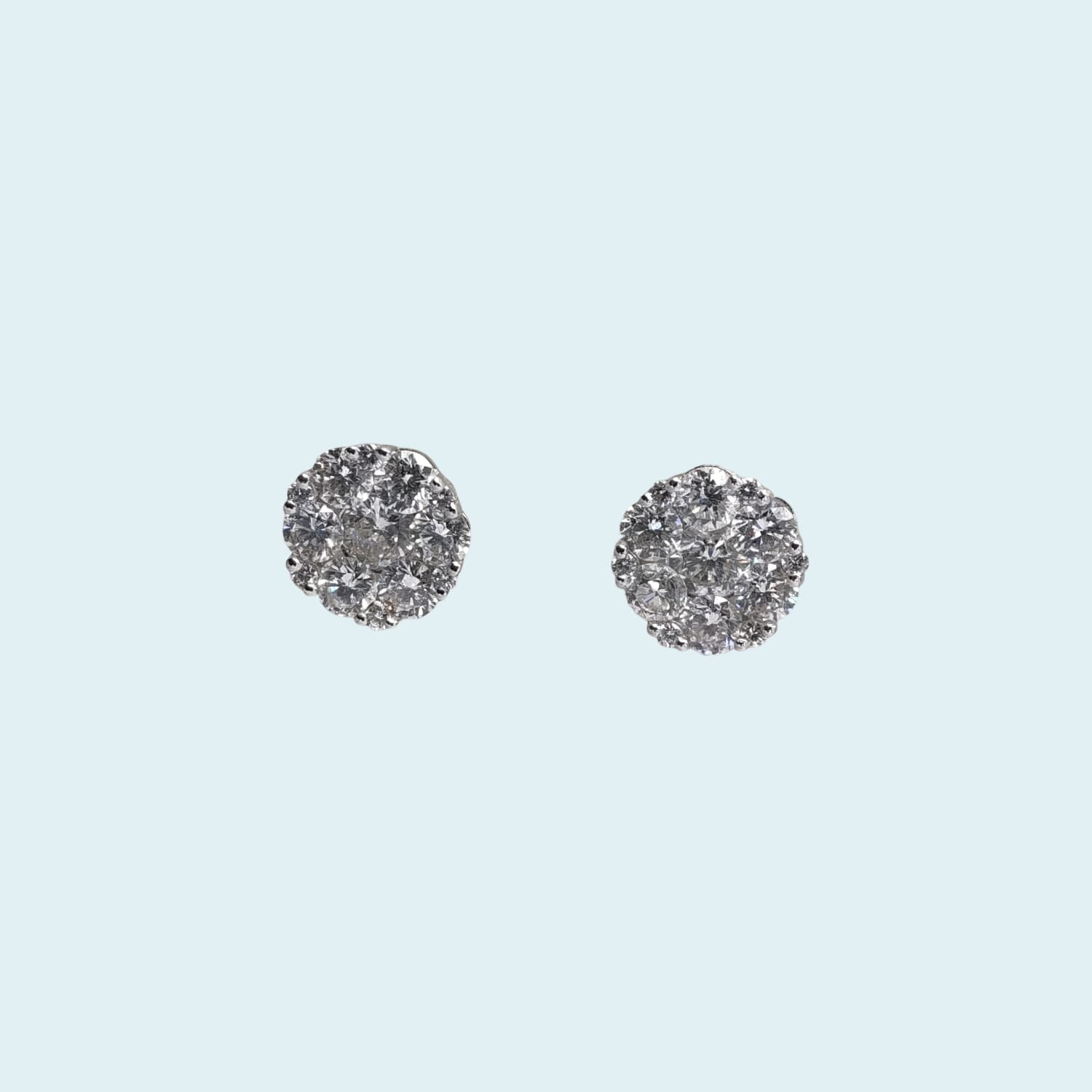 Orecchini punti luce in oro bianco 18kt di Meteore Gioielli con diamanti naturali G/VS. incassati sapientemente per creare l'effetto di indossare una pietra unica dal diametro di ben 8mm.