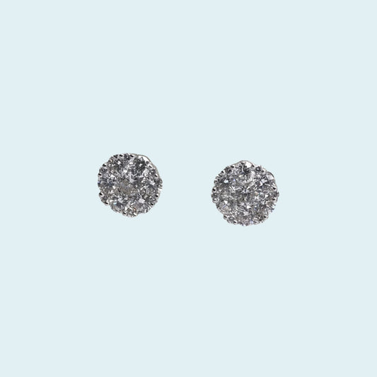 Orecchini punti luce in oro bianco 18kt di Meteore Gioielli con diamanti naturali G/VS. incassati sapientemente per creare l'effetto di indossare una pietra unica dal diametro di ben 8mm.
