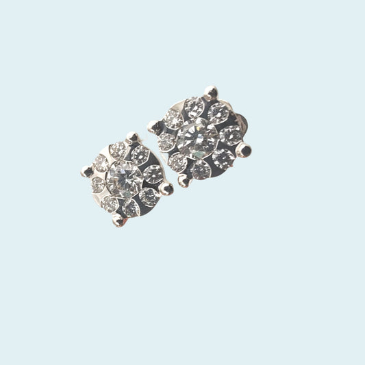 Orecchini punto luce in oro bianco 18kt di Mirco Visconti con diamanti incassati in modo da creare un effetto "Magic" che da l'illusione di un unico Diamante. 