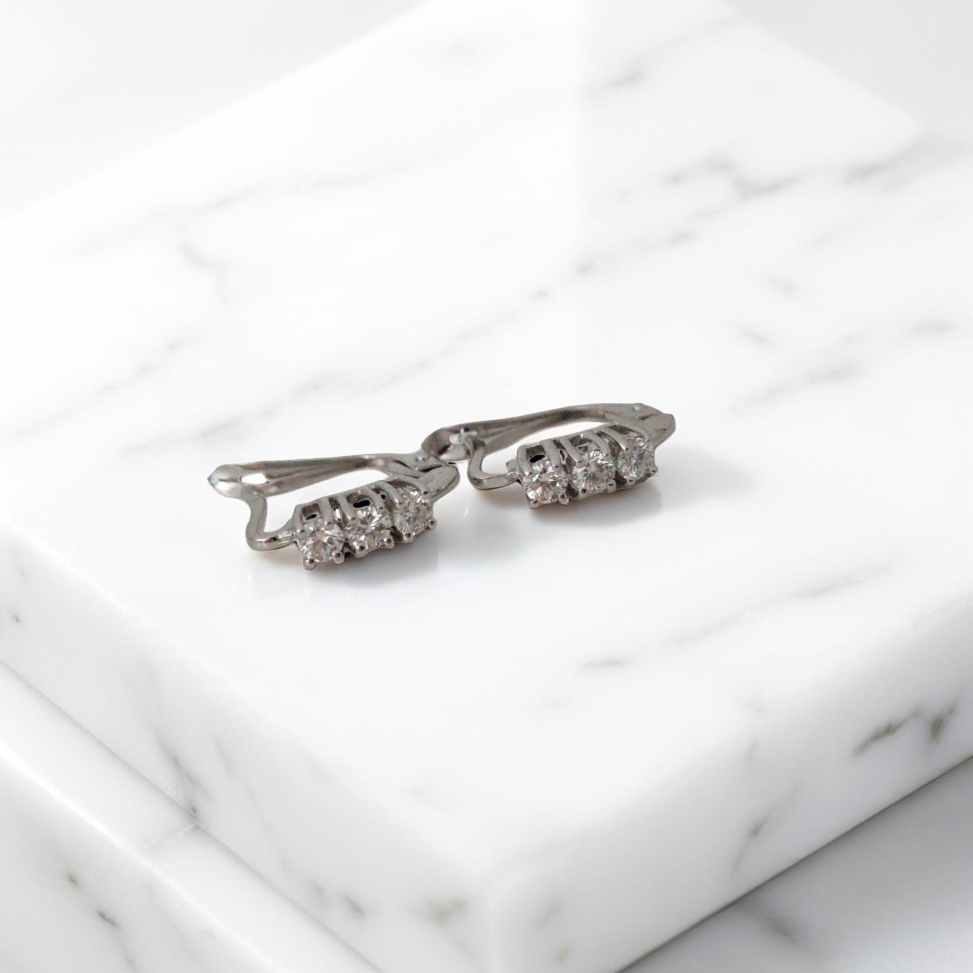 Orecchini Trilogy in oro bianco 18kt di Meteore Gioielli presentano tre diamanti naturali taglio brillante per un totale di 0.51ct