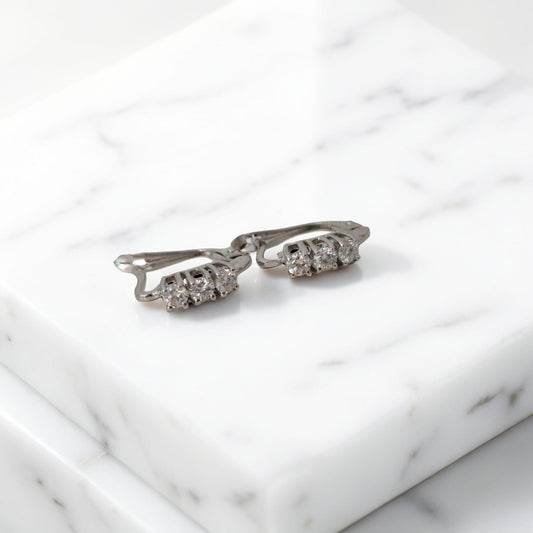 Orecchini Trilogy in oro bianco 18kt di Meteore Gioielli presentano tre diamanti naturali taglio brillante per un totale di 0.51ct