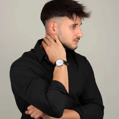 Orologio da uomo con movimento al quarzo ETA F06.115 con funzioni di solo tempo con data. Cassa in acciaio inox dal diametro di 40 mm. Fondello e corona a vite.