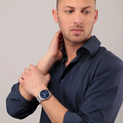 Modello che indossa Orologio uomo Philip Watch Caribe R8253597077