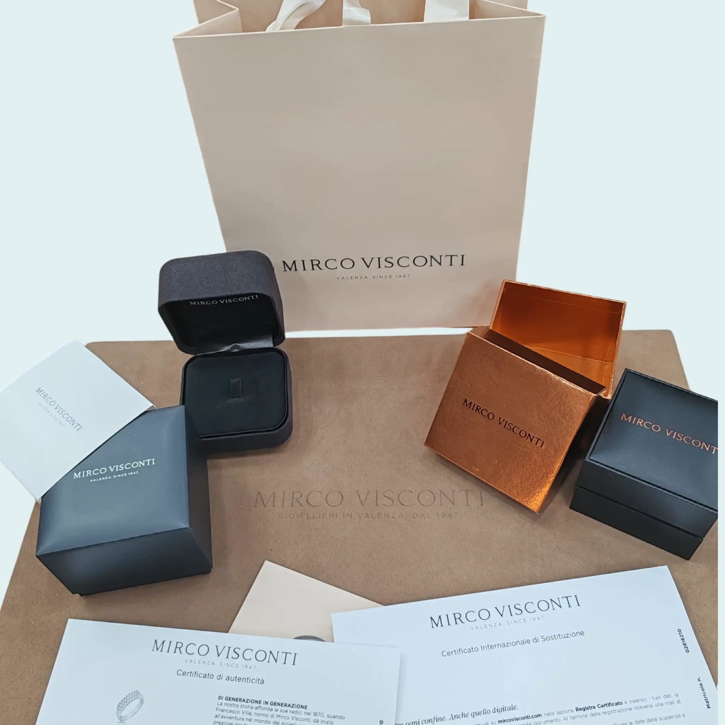 packaging di mirco visconti. nella foto si vedono astucci, busta, garanzia di autenticità e certificato di sostituzione