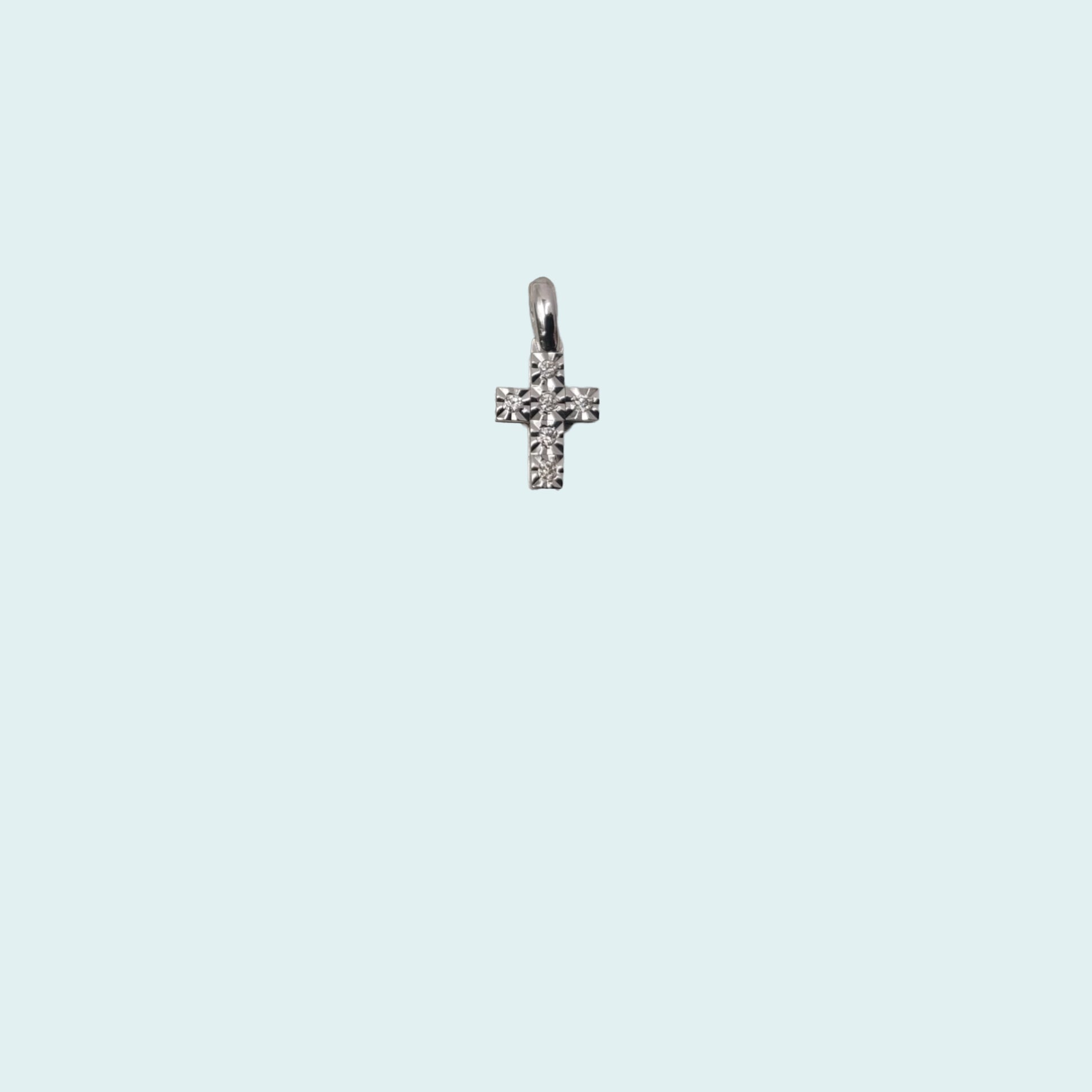 Piccola croce con diamanti di Meteore Gioielli, design classicheggiante