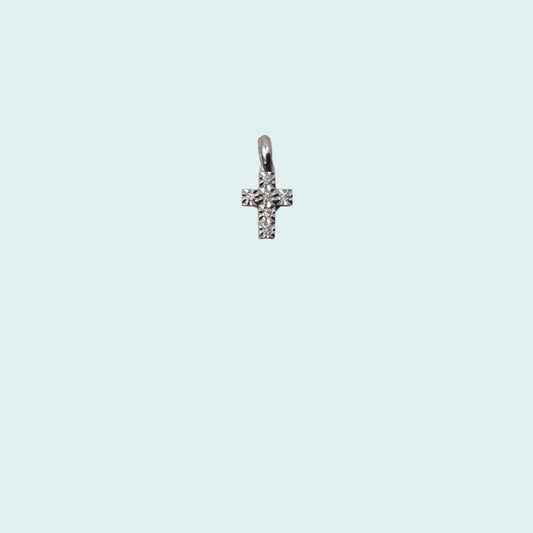 Piccola croce con diamanti di Meteore Gioielli, design classicheggiante