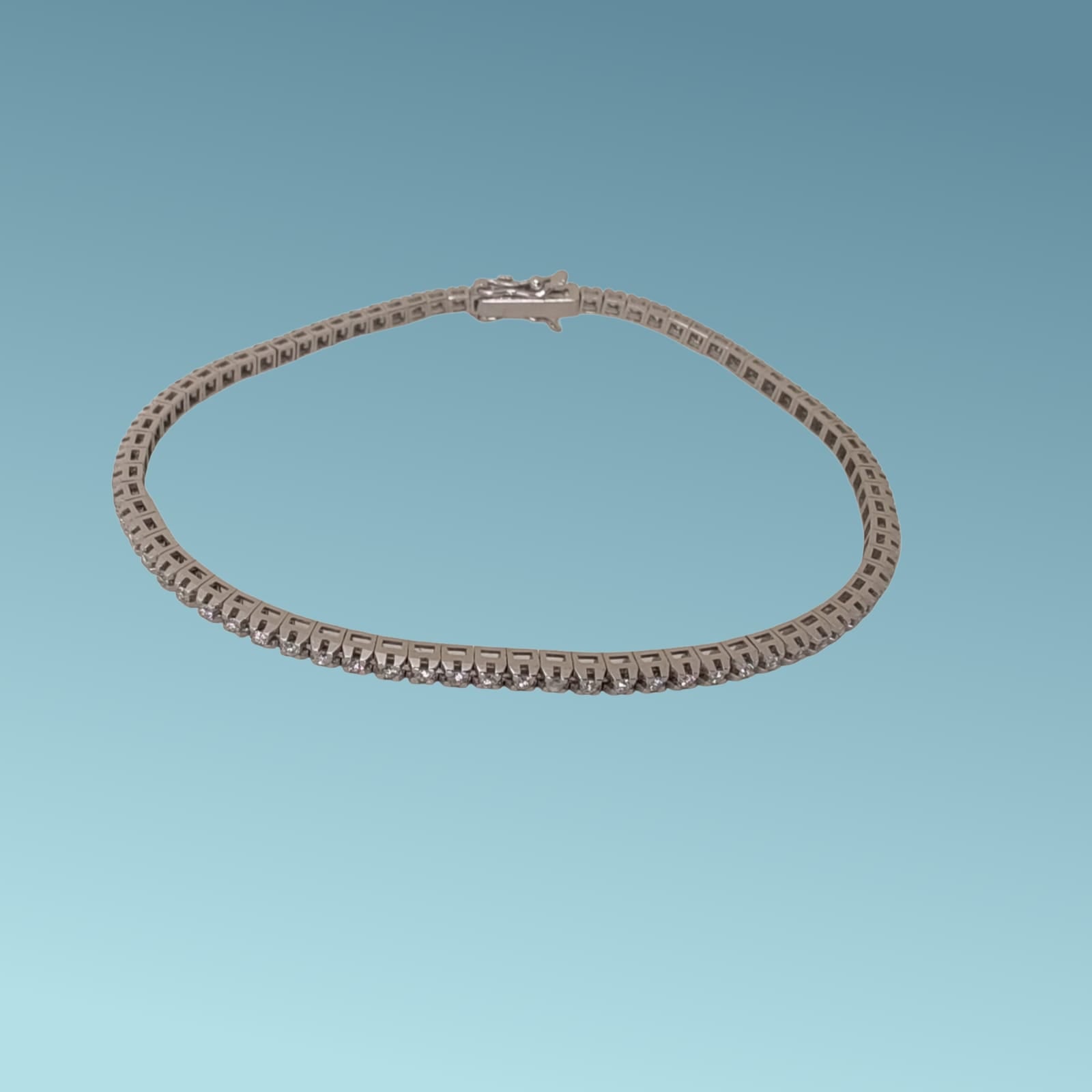 Bracciale tennis in oro 18kt di Meteore Gioielli con diamanti taglio brillante di 0,74 carati incassati su una montatura con castoni a piramide che ne esaltano la luminosità