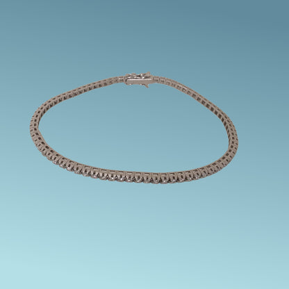Bracciale tennis in oro 18kt di Meteore Gioielli con diamanti taglio brillante di 0,74 carati incassati su una montatura con castoni a piramide che ne esaltano la luminosità