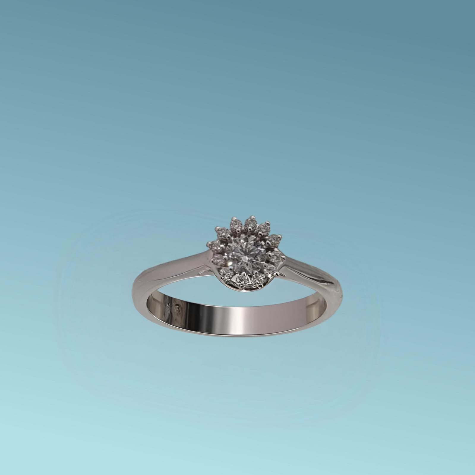 Anello Solitario in oro bianco 18kt di Meteore Gioielli con diamante naturale taglio brillante ct 0.22 G/VS e una coroncina di piccoli diamanti naturali ct 0.10 G/VS.