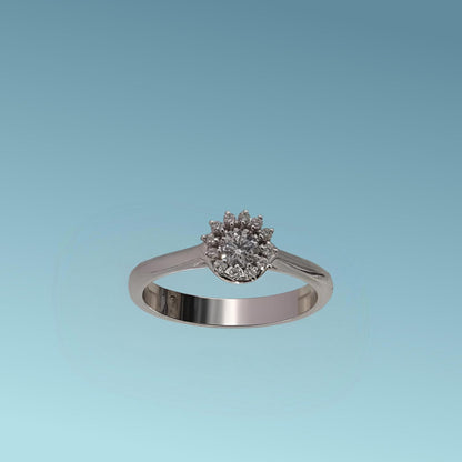 Anello Solitario in oro bianco 18kt di Meteore Gioielli con diamante naturale taglio brillante ct 0.22 G/VS e una coroncina di piccoli diamanti naturali ct 0.10 G/VS.